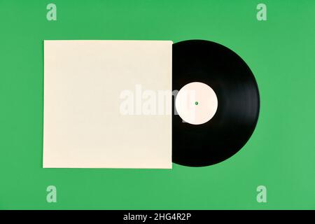 Vinyl-Schallplatte mit Cover-Mockup isoliert auf grünem Hintergrund. Diskoparty. Retro-Design. Stockfoto