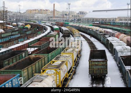 Lviv, Ukraine, 18. Januar 2022. Züge und Güterwagen auf Eisenbahnschienen in Lemberg, am Bahnhof Lemberg. Stockfoto