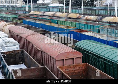 Lviv, Ukraine, 18. Januar 2022. Züge und Güterwagen auf Eisenbahnschienen in Lemberg, am Bahnhof Lemberg. Stockfoto