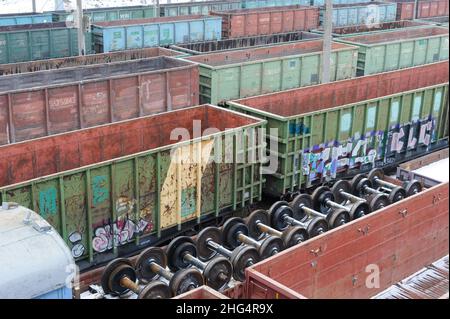 Lviv, Ukraine, 18. Januar 2022. Züge und Güterwagen auf Eisenbahnschienen in Lemberg, am Bahnhof Lemberg. Stockfoto