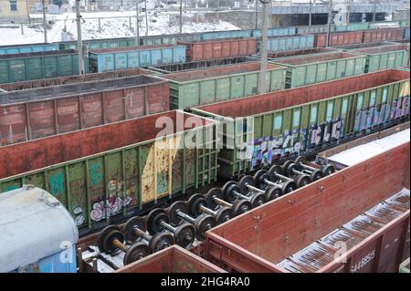 Lviv, Ukraine, 18. Januar 2022. Züge und Güterwagen auf Eisenbahnschienen in Lemberg, am Bahnhof Lemberg. Stockfoto