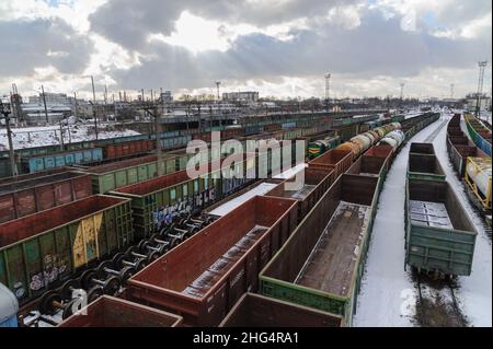 Lviv, Ukraine, 18. Januar 2022. Züge und Güterwagen auf Eisenbahnschienen in Lemberg, am Bahnhof Lemberg. Stockfoto