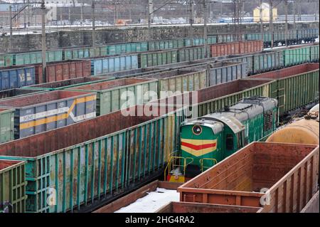 Lviv, Ukraine, 18. Januar 2022. Züge und Güterwagen auf Eisenbahnschienen in Lemberg, am Bahnhof Lemberg. Stockfoto