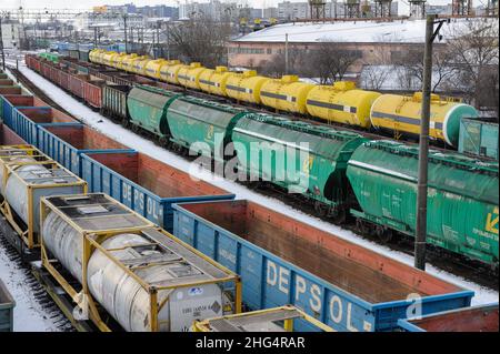 Lviv, Ukraine, 18. Januar 2022. Züge und Güterwagen auf Eisenbahnschienen in Lemberg, am Bahnhof Lemberg. Stockfoto