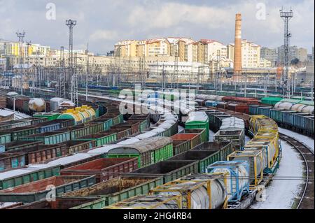 Lviv, Ukraine, 18. Januar 2022. Züge und Güterwagen auf Eisenbahnschienen in Lemberg, am Bahnhof Lemberg. Stockfoto