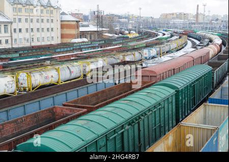 Lviv, Ukraine, 18. Januar 2022. Züge und Güterwagen auf Eisenbahnschienen in Lemberg, am Bahnhof Lemberg. Stockfoto