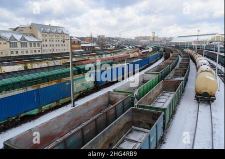 Lviv, Ukraine, 18. Januar 2022. Züge und Güterwagen auf Eisenbahnschienen in Lemberg, am Bahnhof Lemberg. Stockfoto