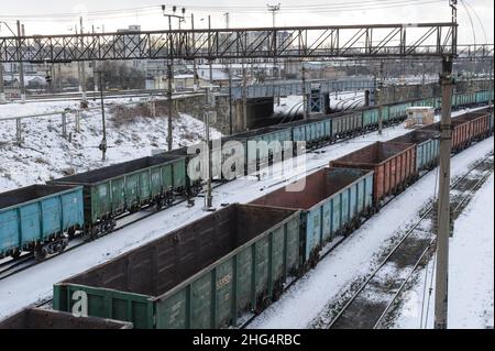 Lviv, Ukraine, 18. Januar 2022. Züge und Güterwagen auf Eisenbahnschienen in Lemberg, am Bahnhof Lemberg. Stockfoto