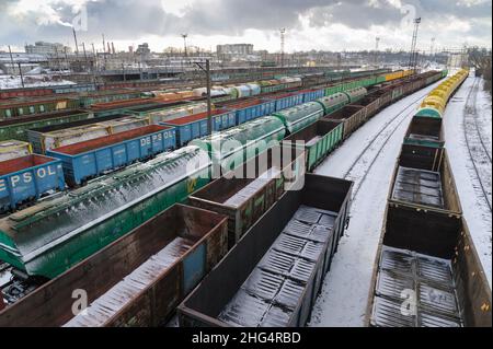 Lviv, Ukraine, 18. Januar 2022. Züge und Güterwagen auf Eisenbahnschienen in Lemberg, am Bahnhof Lemberg. Stockfoto