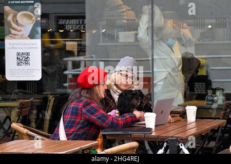 London, Großbritannien. 18th Januar 2022. London West End ungewöhnlich ruhig am Tag mit sporadischem Sonnenschein. Kredit: JOHNNY ARMSTEAD/Alamy Live Nachrichten Stockfoto