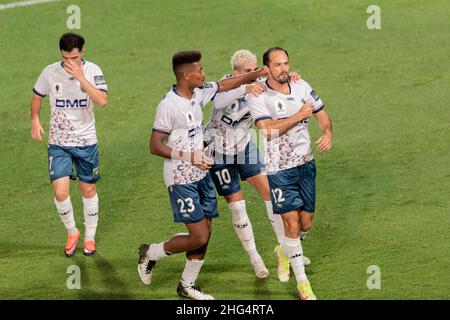 Marcos Urena (12) von den Mariners feiert mit Teamkollegen, nachdem er beim Halbfinalspiel des FFA Cup 2021 zwischen dem Sydney FC und den Central Coast Mariners am 18. Januar 2022 im Netstrata Jubilee Stadium in Sydney, Australien, ein Tor erzielt hat. (Nur für redaktionelle Zwecke) Stockfoto