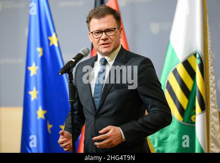 Dresden, Deutschland. 18th Januar 2022. Carsten Schneider (SPD), Staatsminister der Neuen Staaten, spricht nach einem Treffen mit dem sächsischen Ministerpräsidenten im Staatskanzlei mit Journalisten. Quelle: Robert Michael/dpa-Zentralbild/dpa/Alamy Live News Stockfoto