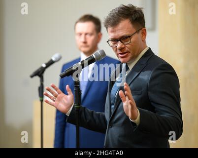 Dresden, Deutschland. 18th Januar 2022. Carsten Schneider (SPD, r), Staatsminister der neuen Bundesländer, und Michael Kretschmer (CDU), Ministerpräsident von Sachsen, sprechen nach einem Treffen im Bundeskanzleramt mit Journalisten. Quelle: Robert Michael/dpa-Zentralbild/dpa/Alamy Live News Stockfoto