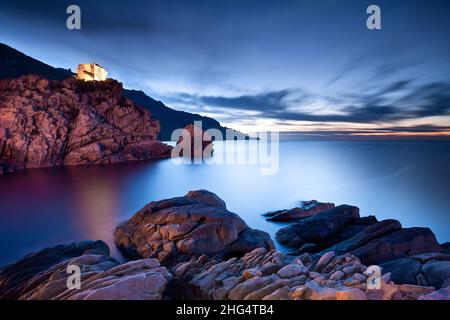 Porto Korsika Meerblick lange nach Sonnenuntergang und lange Exposition und ruhiges blaues Meer Stockfoto