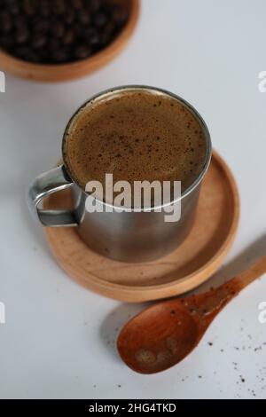 Robusta-Kaffeebohnen, die in einem Glas gebrüht wurden Stockfoto