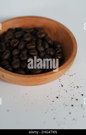 Robusta-Kaffeebohnen nach dem Braten in einer Schüssel Stockfoto