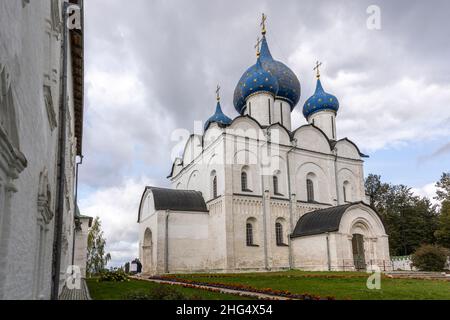 Susdal, Russland - 24. September 2019: Weiße Geburt der Jungfrau Maria Kathedrale an einem Herbsttag mit bewölktem Himmel, republika Tartastan, Russland. Stockfoto