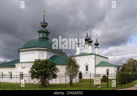 Susdal, Russland - 24. September 2019: Weiße Palmensonntagskirche an einem Herbsttag mit bewölktem Himmel, republika Tartastan, Russland. Stockfoto