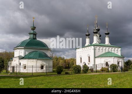 Susdal, Russland - 24. September 2019: Weiße Palmensonntagskirche an einem Herbsttag mit bewölktem Himmel, republika Tartastan, Russland. Stockfoto