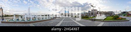 Kazan, Russland - 21. September 2019: Panorama der Stadt Kazan in Tartastan, Russland, mit dem Kaban-See und Brunnen. Stockfoto