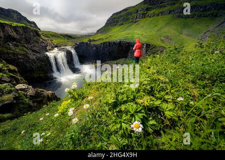 Wasserfall vor den Toren von Okmok bei Umnak, Aleuten, Alaska Stockfoto