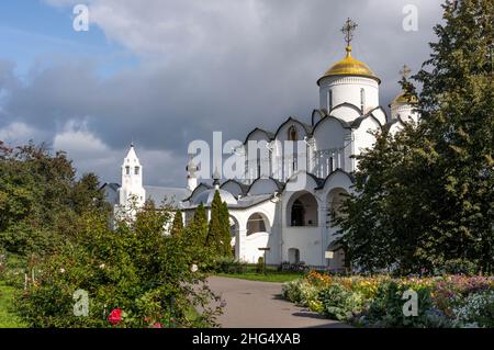 Susdal, Russland - 24. September 2019: Pokrovsky Kloster und Garten an einem Herbsttag mit bewölktem Himmel, republika Tartastan, Russland. Stockfoto