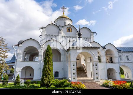 Susdal, Russland - 24. September 2019: Pokrovsky Kloster und Garten an einem Herbsttag mit bewölktem Himmel, respublika Tartastan, Russland. Stockfoto