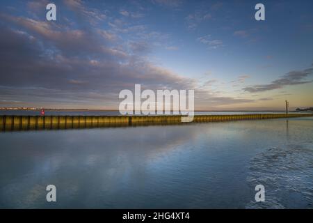 Le Cap Hornu, palplanches et espars à marée basse. Image de la Baie de Somme en picardie Stockfoto