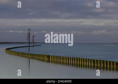 Le Cap Hornu, palplanches et espars à marée basse. Image de la Baie de Somme en picardie Stockfoto