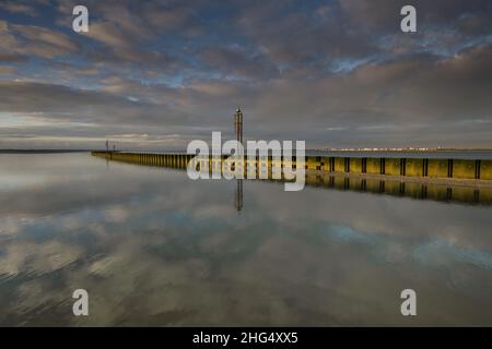 Le Cap Hornu, palplanches et espars à marée basse. Image de la Baie de Somme en picardie Stockfoto