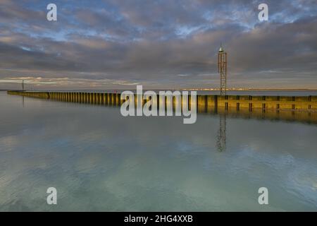 Le Cap Hornu, palplanches et espars à marée basse. Image de la Baie de Somme en picardie Stockfoto