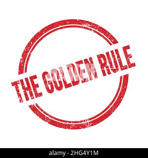 DER TEXT DER GOLDENEN REGEL auf einem roten, grungigen Vintage-Rundstempel. Stockfoto