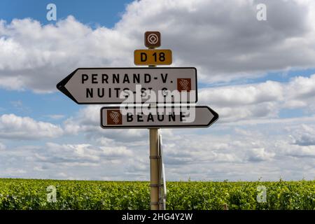 Beaune, Frankreich - 2. Juli 2020: Zeichen der Weinautoroute im Burgund bei Beaune, Nuits St. George, Frankreich. Stockfoto