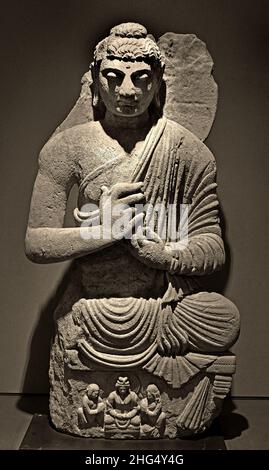 Buddha sitzend in Dharmahakra Mudra - Dharmahakramudra Gandhara, 2nd Jahrhundert A.D., Pakistan und Ost-Afghanistan, Pakistan, Afghanistan.Schist (Geste des Drehens des Rades des Gesetzes, die erste Lehre des Dharma) Stockfoto