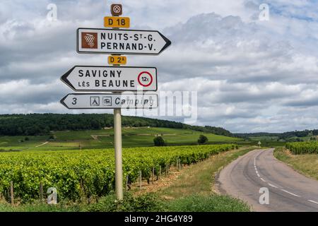 Beaune, Frankreich - 2. Juli 2020: Zeichen der Weinstraße im Burgund bei Beaune, Nuits St. George, Frankreich. Stockfoto