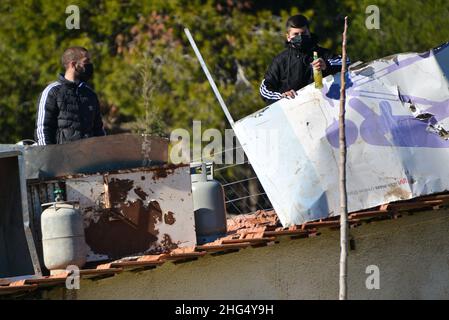 Israel. 17th Januar 2022. Die israelische Polizei zerstörte die Pflanzenküserei der Familie Sahlhiya und räumte den Inhalt ihres Hauses in Sheikh Jarrah aus. Das Grundstück, das von der Gemeinde Jerusalem enteignet wurde, ist laut der Gemeinde für den Bau von Bildungseinrichtungen für die Nachbarschaft bestimmt. Die Familie war mit Kraftstoff- und Gasflaschen auf das Dach gegangen und drohte, sich selbst zu verbrennen, falls die Bewohner gewaltsam vertrieben würden. 17th. Januar 2022. (Foto: Matan Golan/Sipa USA) Quelle: SIPA USA/Alamy Live News Stockfoto