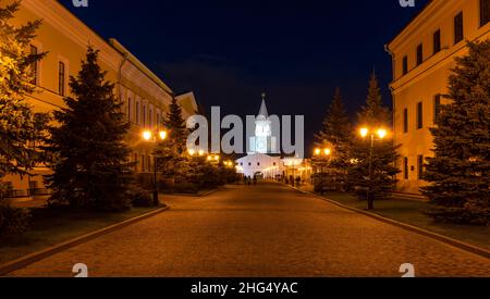 Kazan, Russland - 21. September 2019: Nächtlicher Spasskaya-Turm mit Menschen auf der Straße in Kazan in Tartastan, Russland. Stockfoto