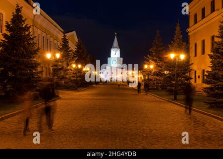 Kazan, Russland - 21. September 2019: Nächtlicher Spasskaya-Turm mit Menschen auf der Straße in Kazan in Tartastan, Russland. Stockfoto