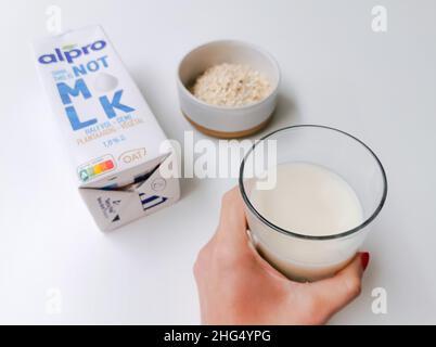Belgien - Januar 2022: Karton mit Alpro-Milcherzeugungslösung auf pflanzlicher Basis, nicht MLK, hergestellt aus Hafer. Pflanzenbasiertes Getränkekonzept Stockfoto