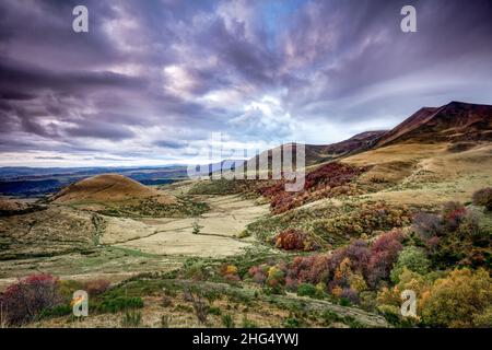 Wilde Herbstlandschaft der Auvergne bei Sonnenaufgang Mont Dore Auvergne Frankreich Stockfoto