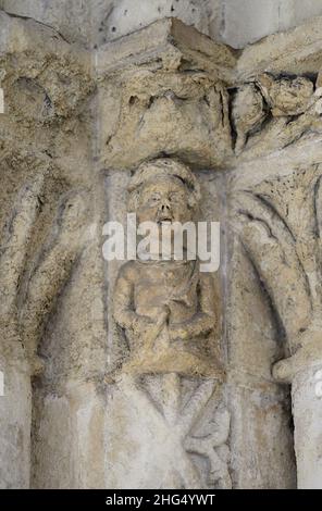 London, England, Großbritannien. Tempelkirche: Stark erodierte geschnitzte Figur im Westportal (c1195) Stockfoto