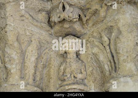 London, England, Großbritannien. Tempelkirche: Stark erodierte geschnitzte Figur im Westportal (c1195) Stockfoto