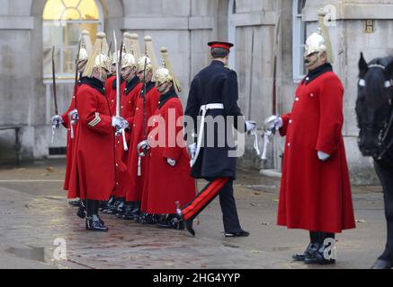 London, England, Großbritannien. Rettungsschwimmer der Haushalts-Kavallerie werden in ihren Wintermänteln in Reitwächtern inspiziert. Stockfoto