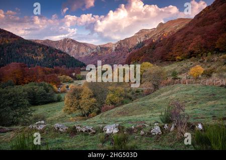 Sonnenaufgang auf dem Mont-Dore Gebirge mit bunten Farben Auvergegne Frankreich Stockfoto