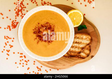 Linsensuppe mit Brot und Zitrone. Draufsicht. Stockfoto