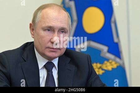 Novo-Ogaryowo, Russland. 10. Januar 2022. Der russische Präsident Wladimir Putin hält am 10. Januar 2022 außerhalb von Moskau, Russland, ein Notfalltreffen mit der Organisation des Vertrags über kollektive Sicherheit, dem Kollektiven Sicherheitsrat, über eine Videokonferenz vom offiziellen Wohnsitz von Novo-Ogaryovo ab. Quelle: Aleksey Nikolskyi/Kremlin Pool/Alamy Live News Stockfoto