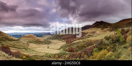 Panoramablick auf die wilde Herbstlandschaft der Auvergne bei Sonnenaufgang Mont Dore Auvergne Frankreich Stockfoto