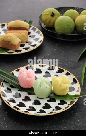 Indonesischer traditioneller gedämpfter Biskuitkuchen namens Kue Apem oder Kue Mangkok auf Indonesisch. Serviert in einer weißen Keramikplatte Stockfoto