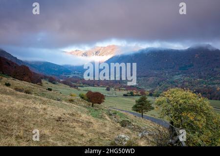 Sonnenaufgang auf dem Mont-Dore Gebirge mit bunten Farben Auvergegne Frankreich Stockfoto