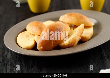 Roti Bagelen, süßes knuspriges Trockenbrot mit Butter und Zucker Topping. Beliebter Snack in Indonesien, in der Regel mit Tee oder Kaffee serviert Stockfoto